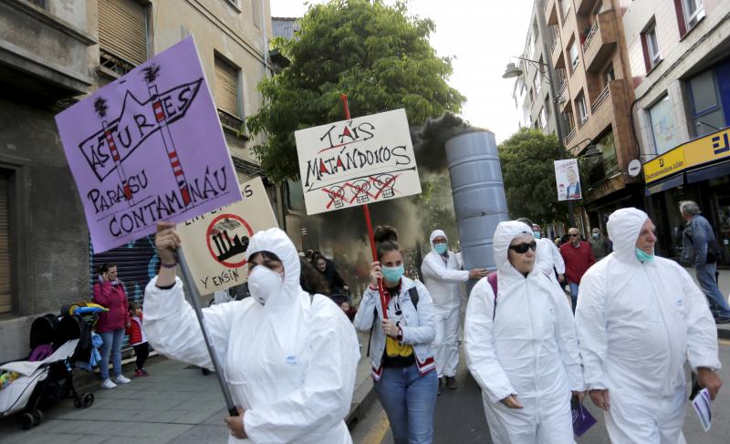 Un centenar de militantes y simpatizantes de Podemos-Equo han protagonizado un pasacalles contra la contaminación en la zona oeste de Gijón. Los participantes, ataviados con trajes de aislamiento y mascarillas, han llamado la atención de los viandantes con una puesta en escena teatral y portando una gran chimenea que no paraba de humear. Yolanda Huergo, Daniel Ripa y Lorena Gil estuvieron entre los participantes en esta 'performance'. 