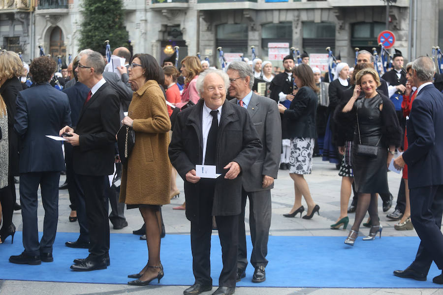 El escritor y periodista formó parte del jurado de los premios durante muchos años. Un compromiso que le vinculó estrechamente con la región a la que acudía con frecuencia. 