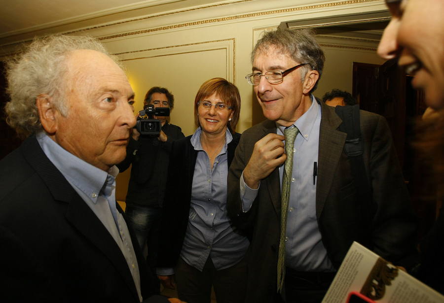 El escritor y periodista formó parte del jurado de los premios durante muchos años. Un compromiso que le vinculó estrechamente con la región a la que acudía con frecuencia. 