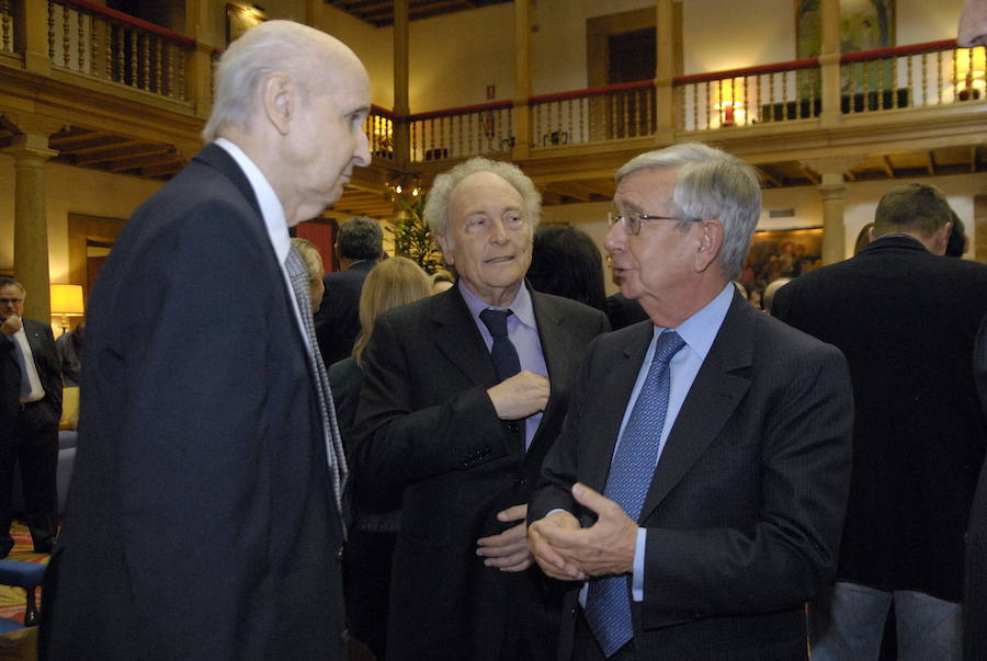 El escritor y periodista formó parte del jurado de los premios durante muchos años. Un compromiso que le vinculó estrechamente con la región a la que acudía con frecuencia. 