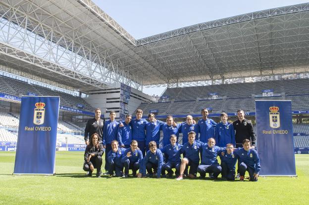 Los componentes del equipo Genuine del Real Oviedo, en el estadio ovetense. 