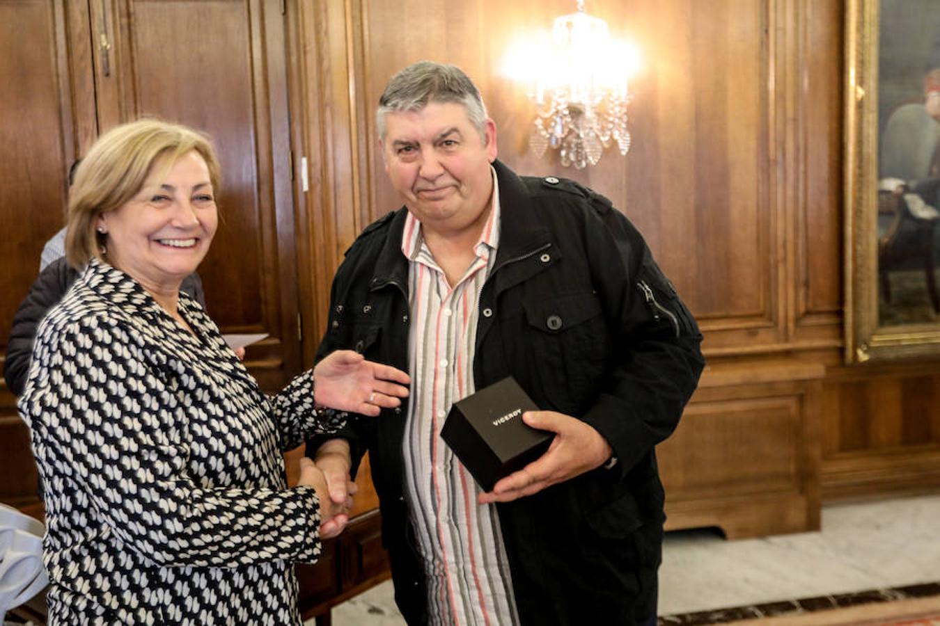 Juan Ramón Mata saluda a la alcaldesa en su despedida oficial del Ayuntamiento, donde se incorporó en 1985, como especialista de oficios varios en la sección de Mantenimiento.