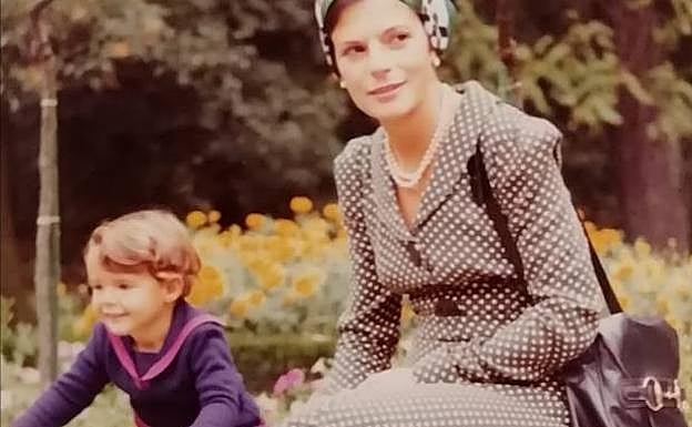 Cuesta, de niño, con su madre en el Campo San Francisco.