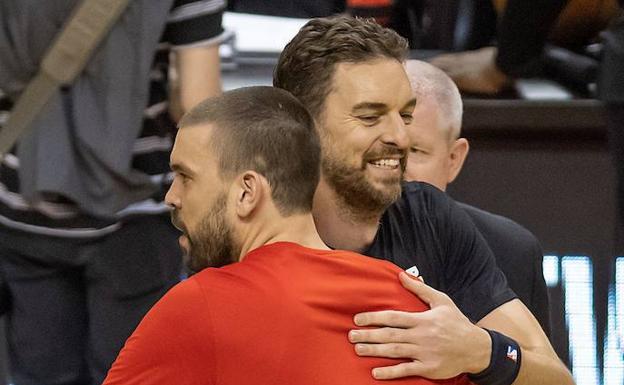 Pau y MArc se saludan antes de un partido. 