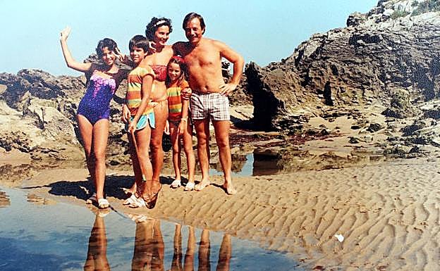 En Llanes. El candidato socialista con su mujer y sus hijos en la playa de Barro.