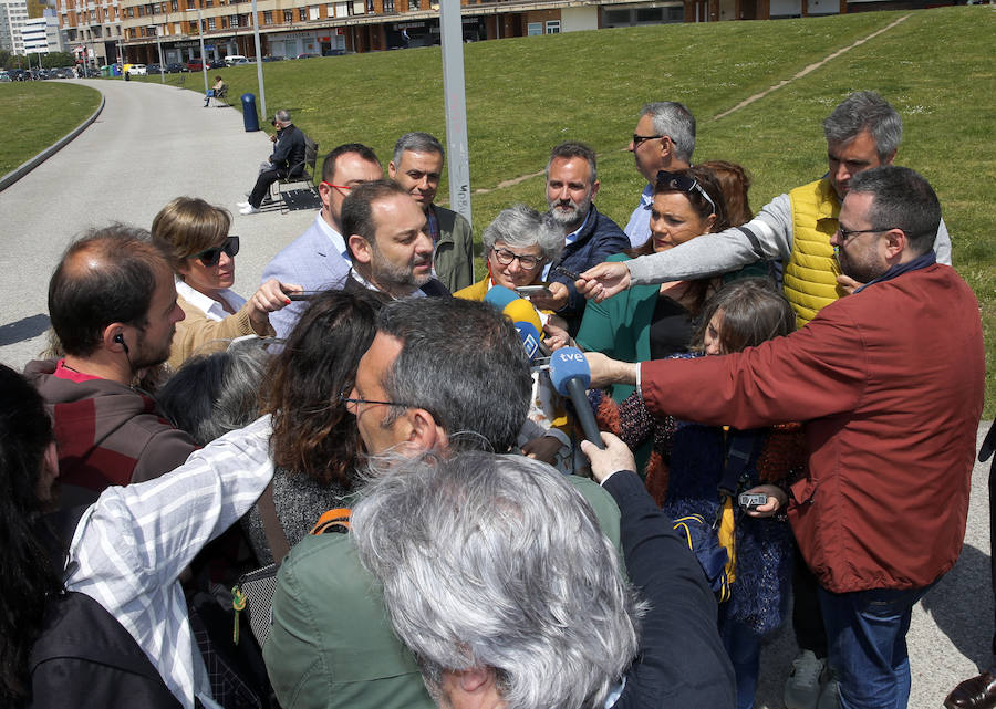 El ministro de Fomento, José Luis Ábalos, visita Gijón, acompañado de la vicesecretaria general del PSOE, Adriana Lastra y el candidato socialista a la Presidencia del Principado, Adrián Barbón. 