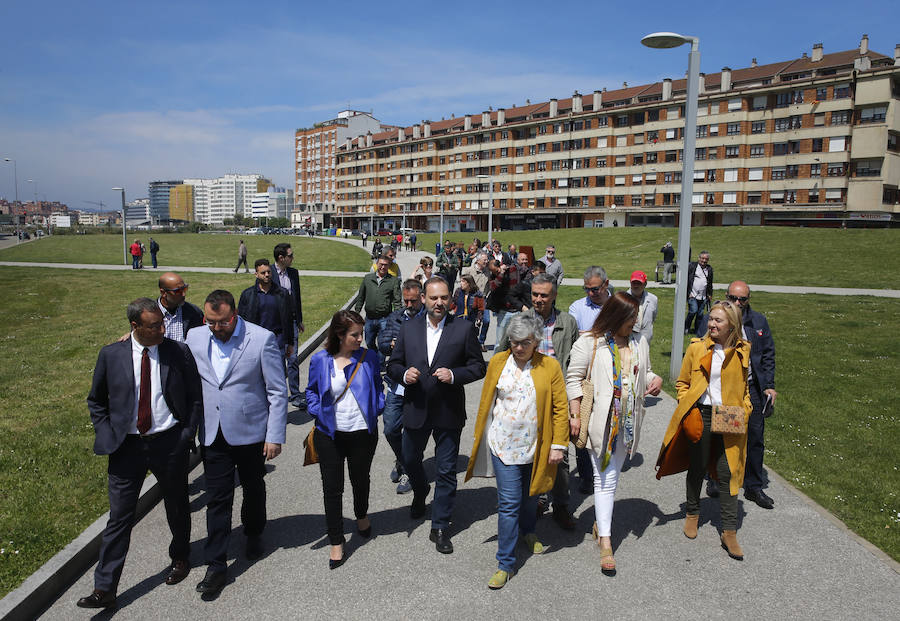 El ministro de Fomento, José Luis Ábalos, visita Gijón, acompañado de la vicesecretaria general del PSOE, Adriana Lastra y el candidato socialista a la Presidencia del Principado, Adrián Barbón. 