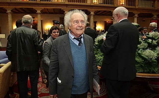 Eduardo Punset en el hotel Reconquista la mañana del día de la entrega de los Premios Príncipe de Asturias de 2012. 