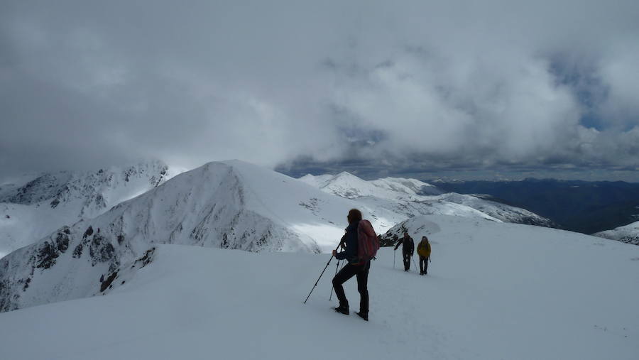 Las nevadas caídas estos días atrás en las zonas más altas de Asturias, han permitido realizar incluso travesías de nieve, como la ruta que lleva a El Cabril.