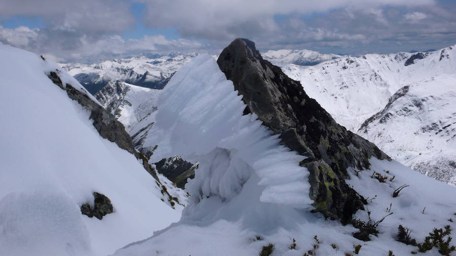 Las nevadas caídas estos días atrás en las zonas más altas de Asturias, han permitido realizar incluso travesías de nieve, como la ruta que lleva a El Cabril.