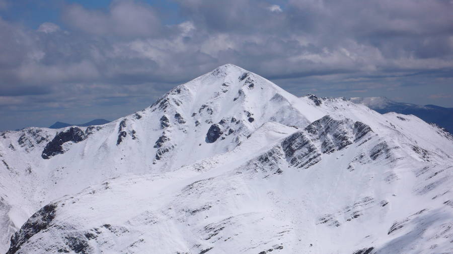 Las nevadas caídas estos días atrás en las zonas más altas de Asturias, han permitido realizar incluso travesías de nieve, como la ruta que lleva a El Cabril.