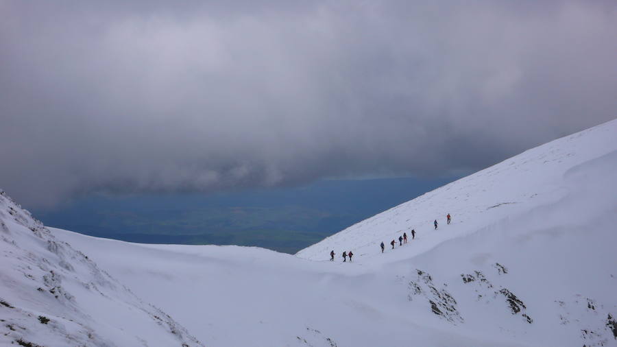 Las nevadas caídas estos días atrás en las zonas más altas de Asturias, han permitido realizar incluso travesías de nieve, como la ruta que lleva a El Cabril.