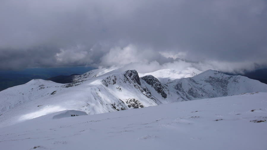 Las nevadas caídas estos días atrás en las zonas más altas de Asturias, han permitido realizar incluso travesías de nieve, como la ruta que lleva a El Cabril.