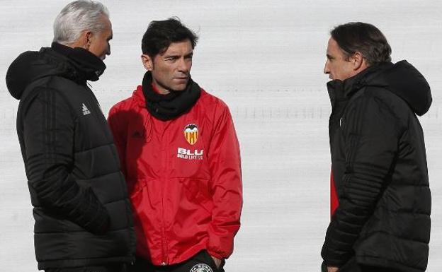 Marcelino, en el centro de la imagen, conversa con su segundo, Uría, y Zurdi. 