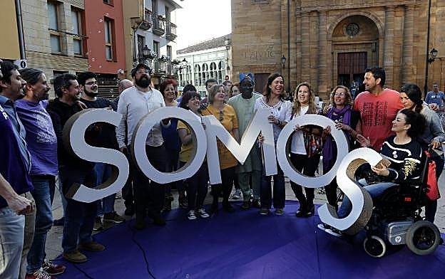 Miembros de la candidatura de Somos junto a representantes de colectivos, ayer. 