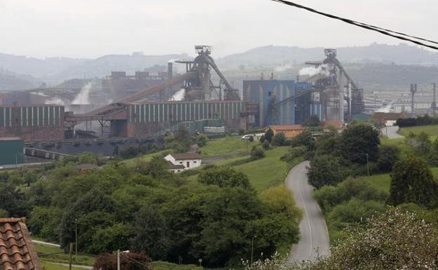 La factoría de Arcelor en Gijón, con sus dos hornos altos, donde se ha empezado a reducir la producción. 