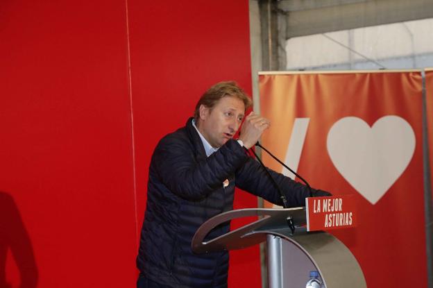 José Herrero, durante un acto de campaña en Llanes. 