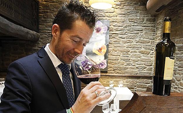 Daniel González, catando un vino. 