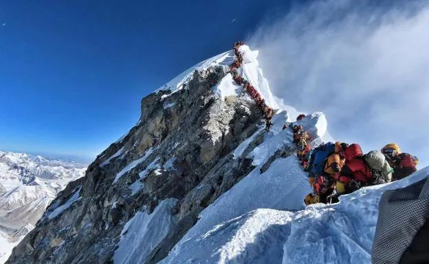 Cola para hacer cumbre en el Everest