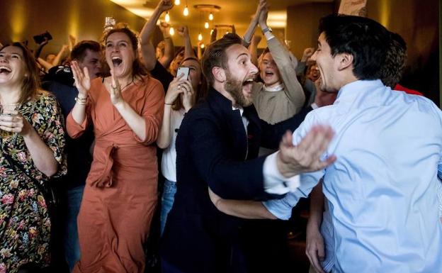 Miembros del Partido Laborista (PvdA) de Frans Timmermans celebran los primeros resultados de los sondeos a pie de urna. 