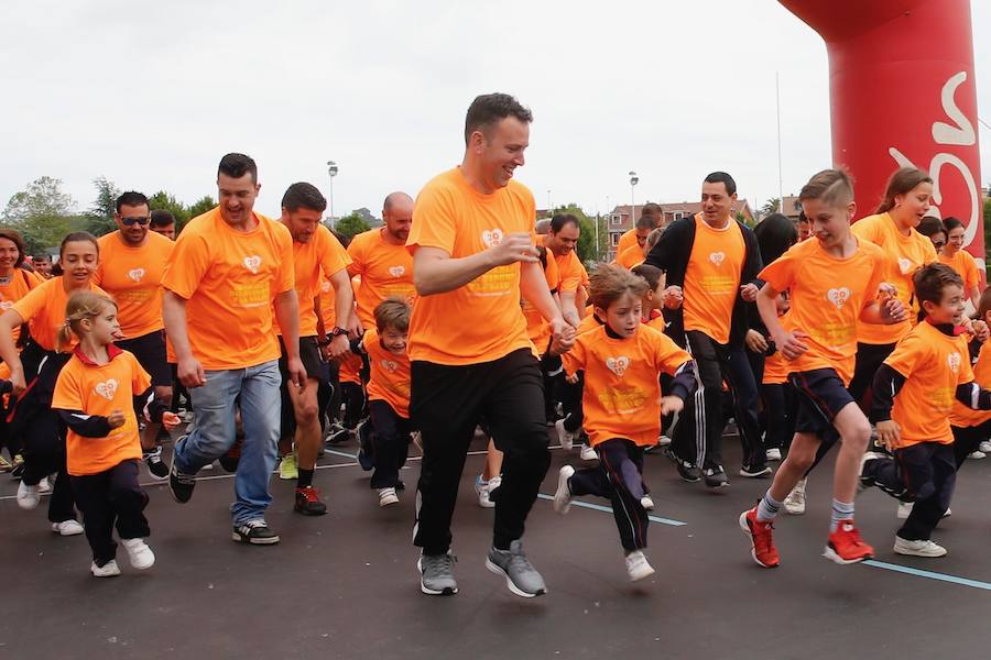 Los alumnos del colegio de San Vicente de Paul y sus familiares han participado esta mañana en la una carrera solidaria en Las Mestas. Los fondos recaudados se destinarán a comprar un desfibrilador para el colegio. La carrera ha sido el broche final de las Jornadas del Deporte, que celebra el colegio cada año. 