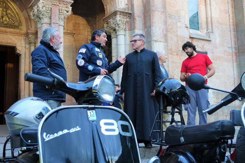 Más de 120 vespas y lambrettas iniciaron la ascensión en grupo hasta el Santuario de Covadonga para visitar a la Santina.