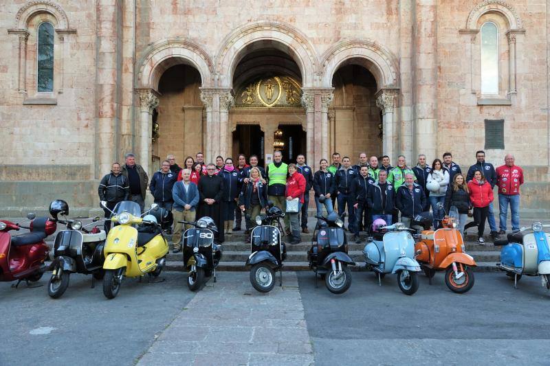 Más de 120 vespas y lambrettas iniciaron la ascensión en grupo hasta el Santuario de Covadonga para visitar a la Santina.