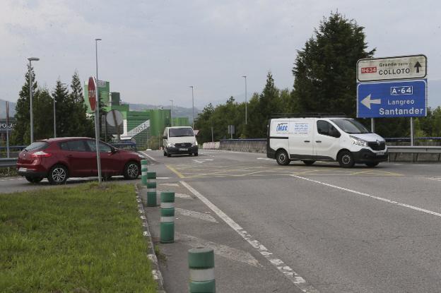 El actual cruce sobre la autovía A-64, sentido Oviedo, donde se prevé la construcción de una nueva glorieta. 