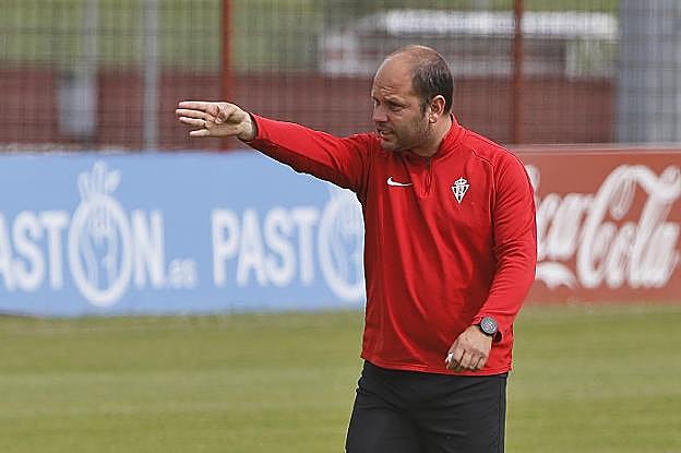 José Alberto, dando instrucciones a sus jugadores ayer. 