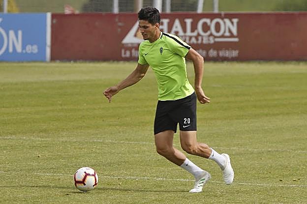 Cristian Salvador, durante el entrenamiento de ayer. 