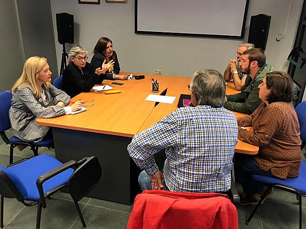 Salomé Díaz, Ana González y Marina Pineda con Adrián Arias y miembros de la directiva de la FAV. 
