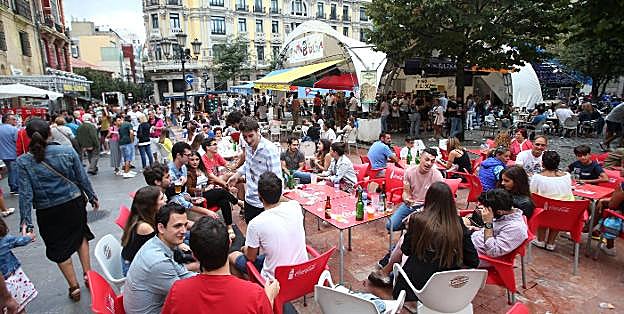 El chiringuito Pinón Folixa, muy animado en la plaza de Porlier en las fiestas mateínas. 