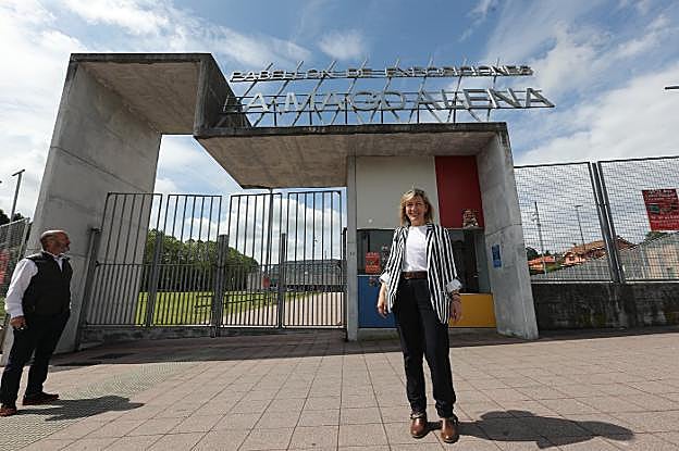 Esther Llamazares junto a Luis Venta a la puerta del Pabellón de La Magdalena. 