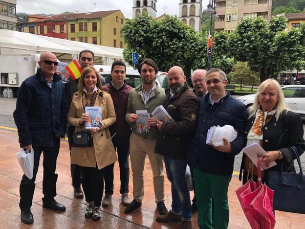 Los miembros de la candidatura del PP de Lena.
