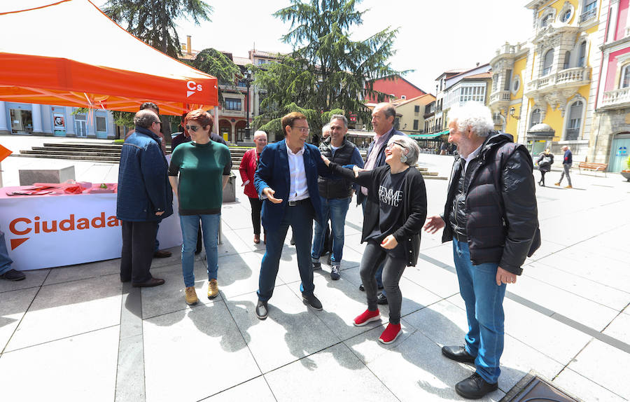 Juan Vázquez arropó a Ciudadanos Avilés en el acto de fin de campaña en la plaza de Álvarez Acebal.