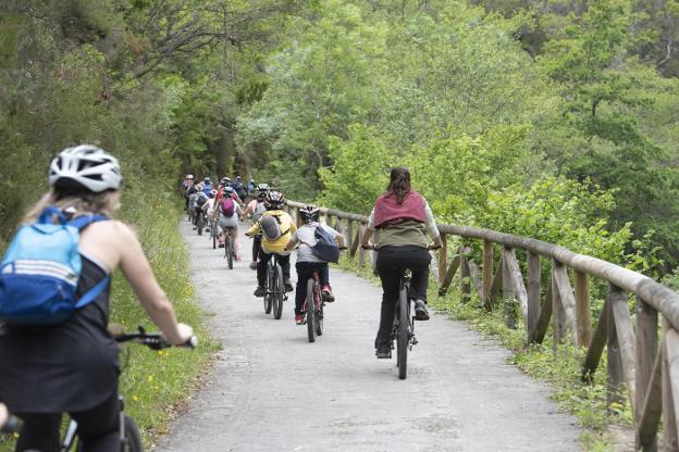 Colegiales recorriendo en bicicleta la Senda del Oso esta misma semana. Algunos centros escolares han anulado sus reservas desde el último accidente. 