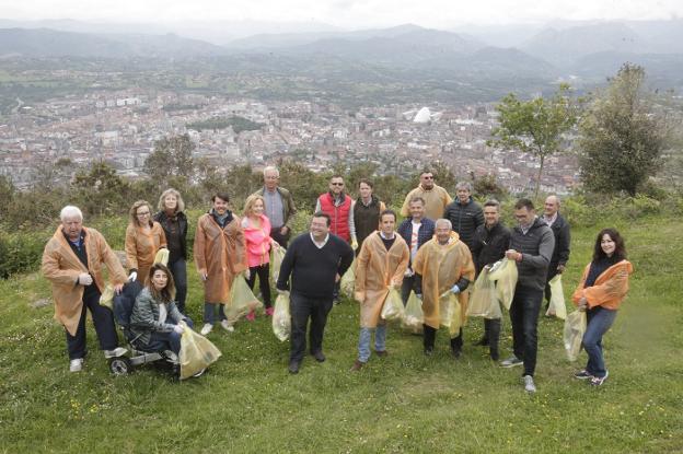 Los miembros de Ciudadanos, ayer, en el monte Naranco. 