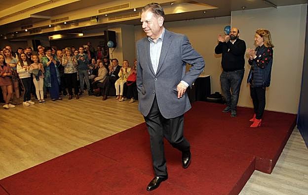 Alfredo Canteli y tras él Agustín Iglesias Caunedo y Teresa Mallada.