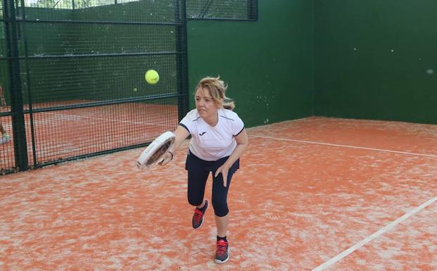 Teresa Mallada, candidata del PP, jugando al paddle