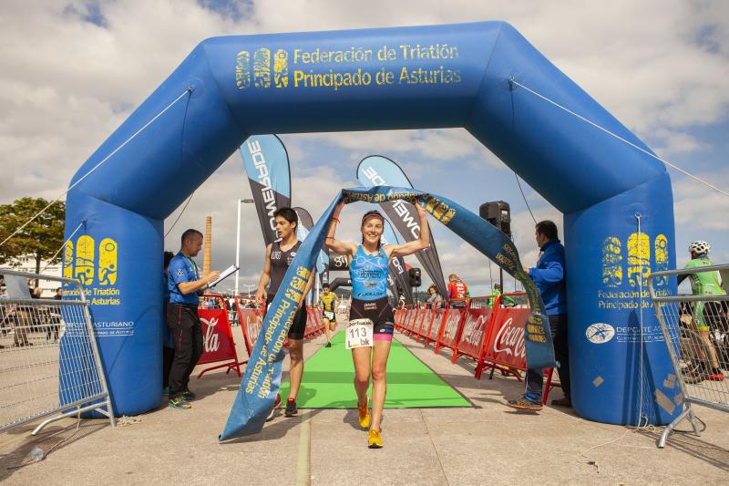 Más de 200 atletas han tomado parte en el XI Triatlón Villa de Gijón, que se ha celebrado en la playa de Poniente.