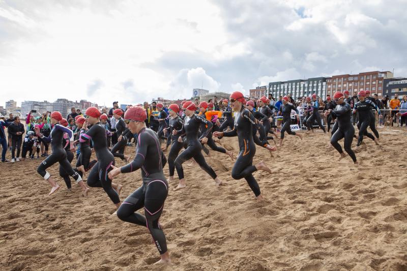 Más de 200 atletas han tomado parte en el XI Triatlón Villa de Gijón, que se ha celebrado en la playa de Poniente.