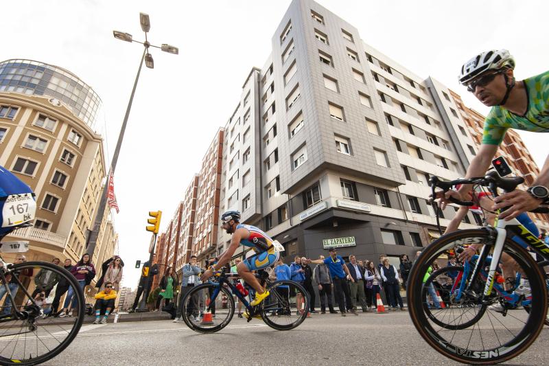 Más de 200 atletas han tomado parte en el XI Triatlón Villa de Gijón, que se ha celebrado en la playa de Poniente.