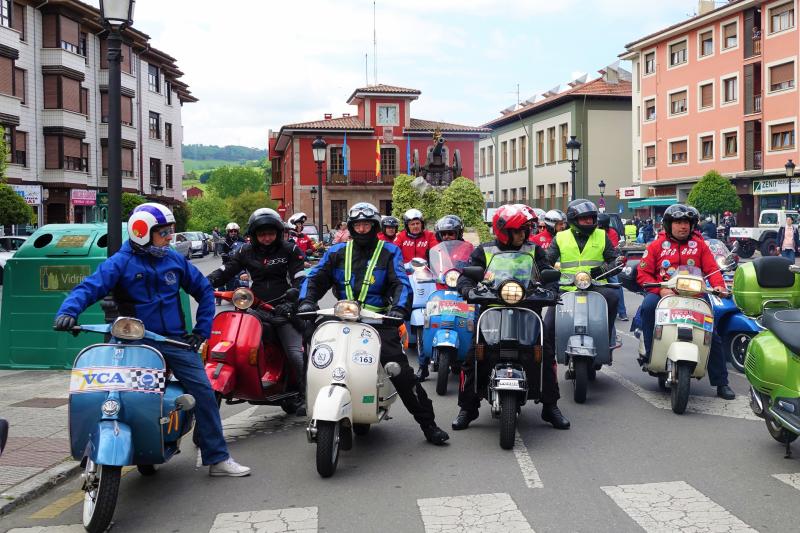 Más de 120 vespas y lambrettas han participado en una nueva edición de la Subida al Fitu, una cita que tras once años ya está más que consolidada en el calendario festivo del oriente de Asturias.