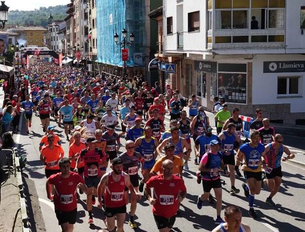 La multitudinaria salida del Medio Maratón Ruta de la Reconquista. 