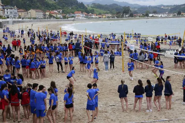 Sobre el arenal se prepararon 25 pistas de juego en las que se enfrentaron 283 equipos del centro y el oriente de Asturias. 