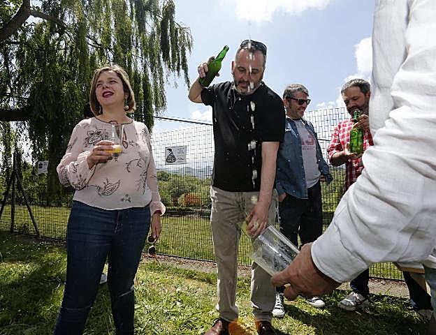 Somos. Ana Taboada en el cumpleaños de un amigo en Piedramuelle. 