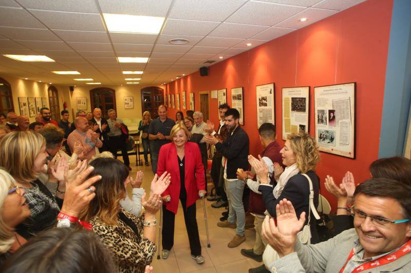 Mariví Monteserín fue recibida entre aplausos y besos tras la contundente victoria de los socialistas en Avilés.