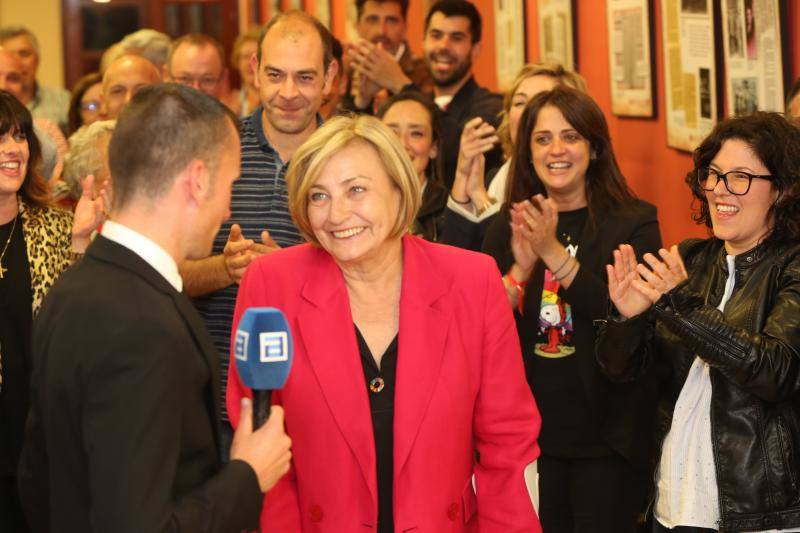 Mariví Monteserín fue recibida entre aplausos y besos tras la contundente victoria de los socialistas en Avilés.