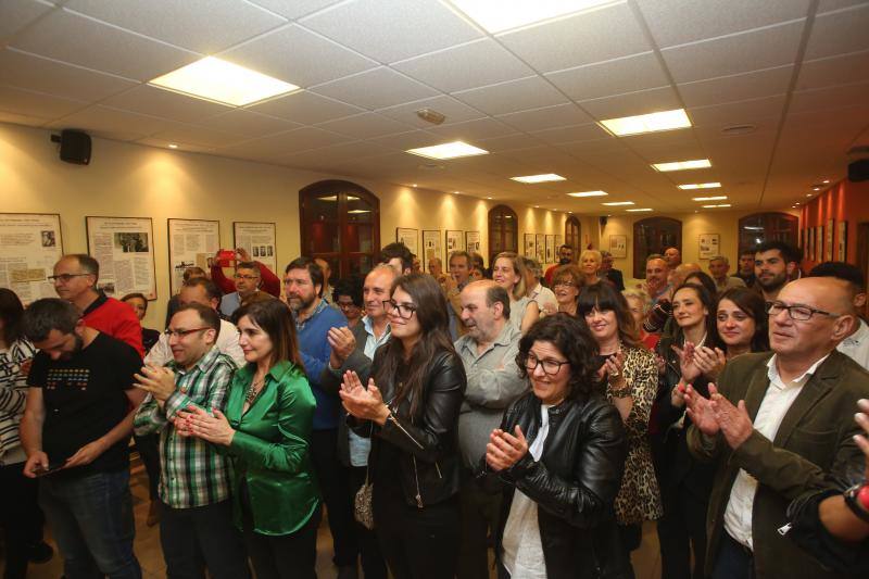 Mariví Monteserín fue recibida entre aplausos y besos tras la contundente victoria de los socialistas en Avilés.