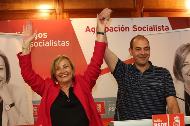 Mariví Monteserín celebra el triunfo junto al secretario general del PSOE de Avilés, Luis Ramón Fernández Huerga. 